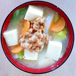 豆腐とレタスの納豆味噌汁